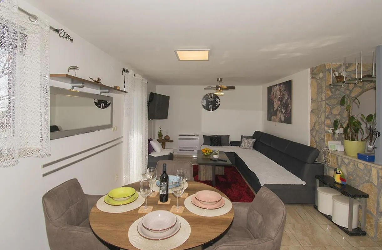Arwen, Apartment With Pool Juršići