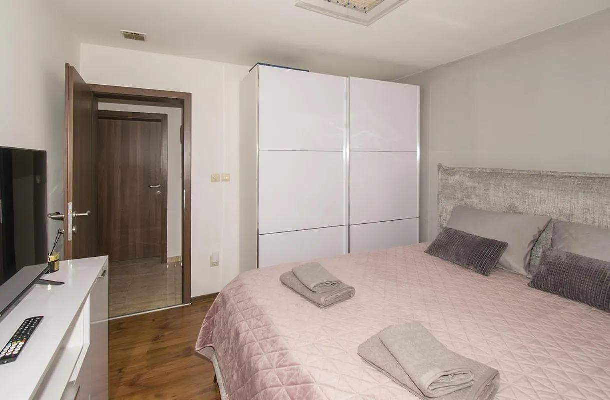 Arwen, Apartment With Pool Juršići