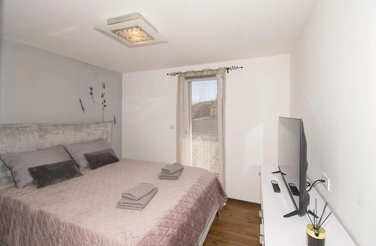 Arwen, Apartment With Pool Juršići
