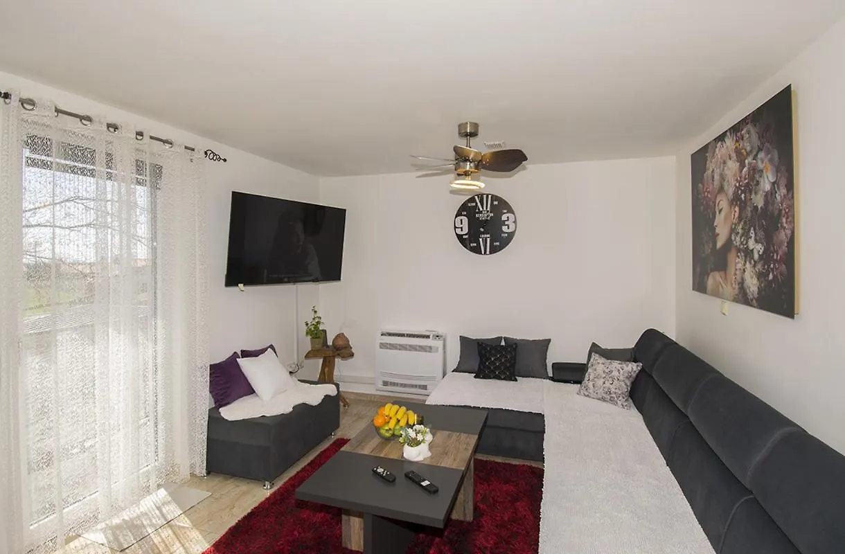 Arwen, Apartment With Pool Juršići