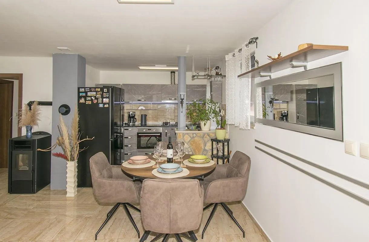 Arwen, Apartment With Pool Juršići