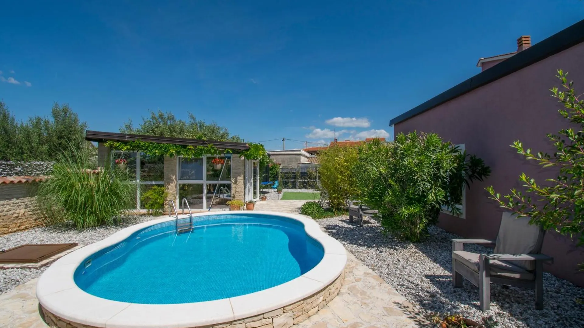 Arwen, Apartment With Pool Juršići